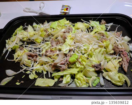 焼きそばの調理 屋台 焼きそばの調理 屋台 135639812