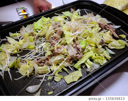 焼きそばの調理 屋台 焼きそばの調理 屋台 135639813