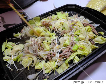 焼きそばの調理 屋台 焼きそばの調理 屋台 135639814