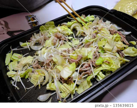 焼きそばの調理　屋台 135639815