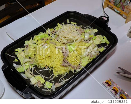 焼きそばの調理　屋台 135639821