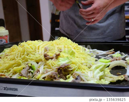 焼きそばの調理　屋台 135639825