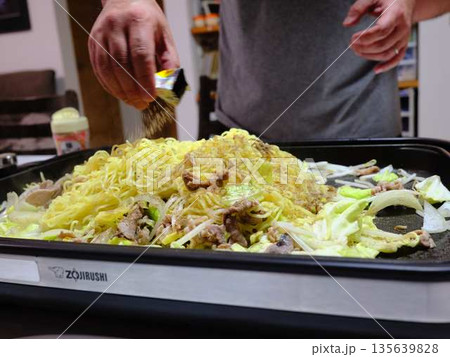焼きそばの調理　屋台 135639828