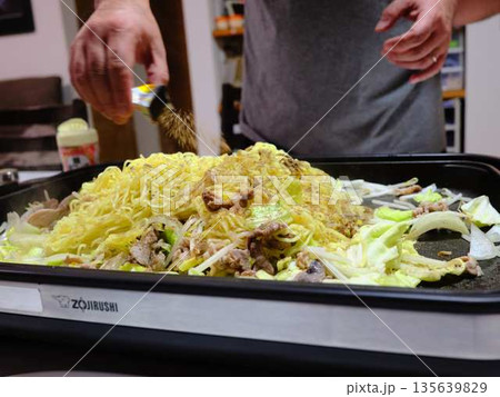 焼きそばの調理　屋台 135639829
