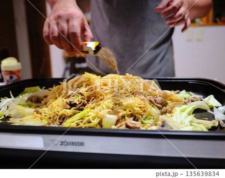 焼きそばの調理 屋台 焼きそばの調理 屋台 135639834