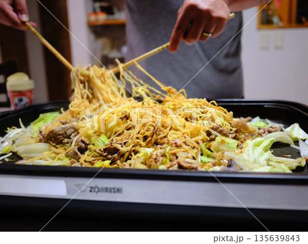 焼きそばの調理 屋台 焼きそばの調理 屋台 135639843
