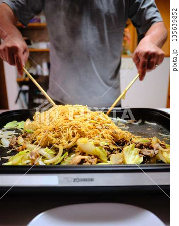 焼きそばの調理 屋台 焼きそばの調理 屋台 135639852