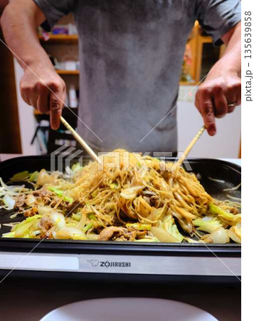 焼きそばの調理　屋台 135639858