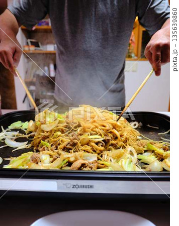 焼きそばの調理 屋台 焼きそばの調理 屋台 135639860