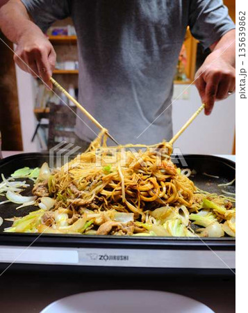 焼きそばの調理 屋台 焼きそばの調理 屋台 135639862