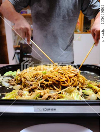 焼きそばの調理 屋台 焼きそばの調理 屋台 135639863