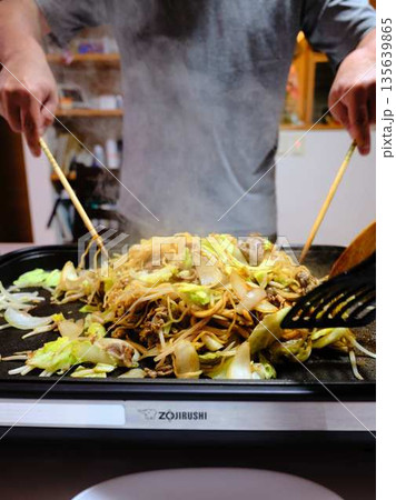 焼きそばの調理　屋台 135639865