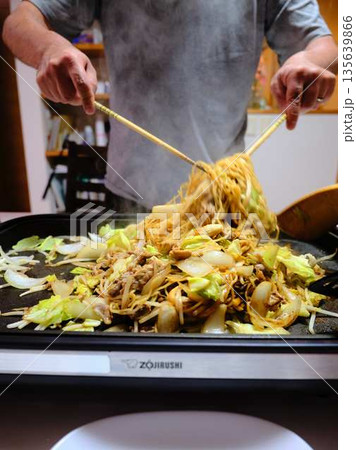 焼きそばの調理　屋台 135639866