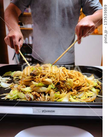 焼きそばの調理 屋台 焼きそばの調理 屋台 135639869