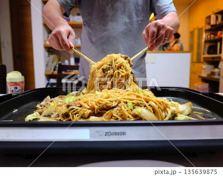 焼きそばの調理 屋台 焼きそばの調理 屋台 135639875