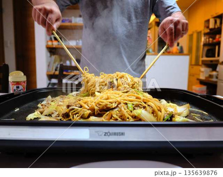 焼きそばの調理 屋台 焼きそばの調理 屋台 135639876