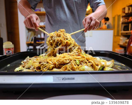焼きそばの調理 屋台 焼きそばの調理 屋台 135639878