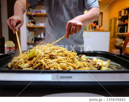 焼きそばの調理 屋台 焼きそばの調理 屋台 135639881