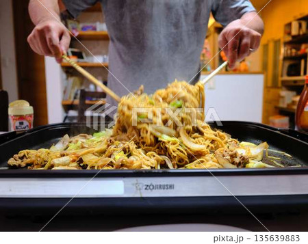 焼きそばの調理 屋台 焼きそばの調理 屋台 135639883