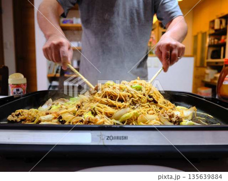焼きそばの調理 屋台 焼きそばの調理 屋台 135639884