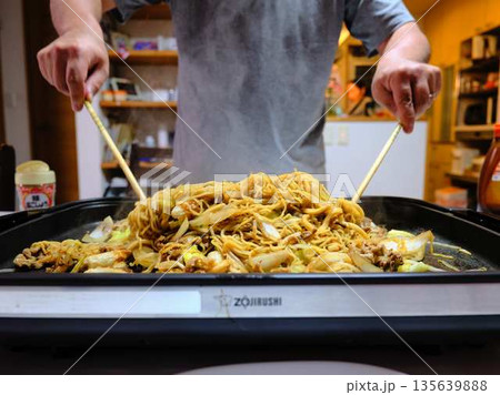 焼きそばの調理 屋台 焼きそばの調理 屋台 135639888