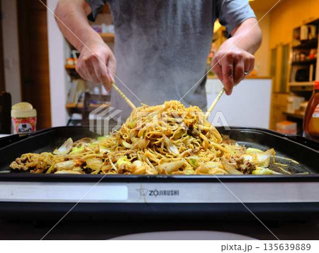 焼きそばの調理 屋台 焼きそばの調理 屋台 135639889