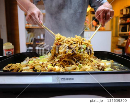 焼きそばの調理　屋台 135639890
