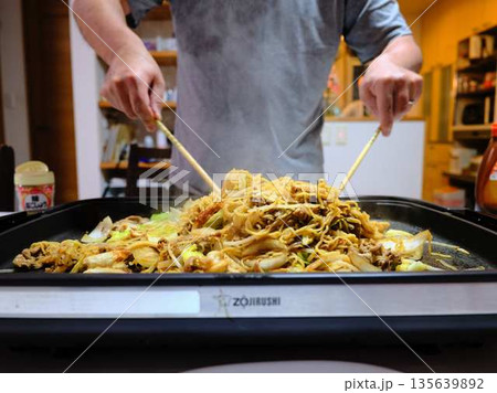 焼きそばの調理 屋台 焼きそばの調理 屋台 135639892