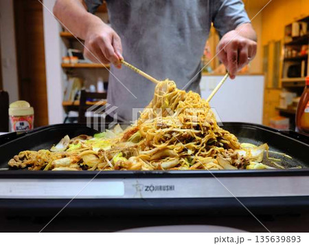 焼きそばの調理　屋台 135639893