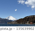 芦ノ湖越しの冠雪した富士山と鳥居の横写真 135639902