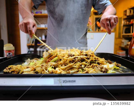 焼きそばの調理　屋台 135639982