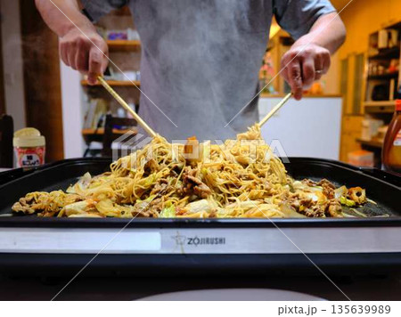 焼きそばの調理　屋台 135639989