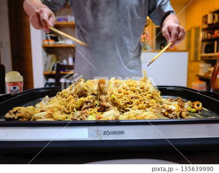 焼きそばの調理　屋台 135639990