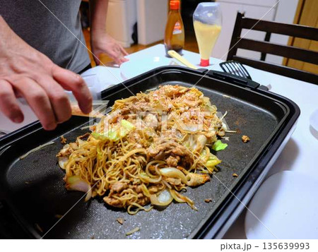 焼きそばの調理 屋台 焼きそばの調理 屋台 135639993