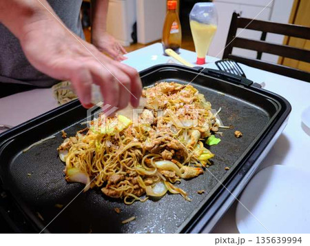 焼きそばの調理 屋台 焼きそばの調理 屋台 135639994