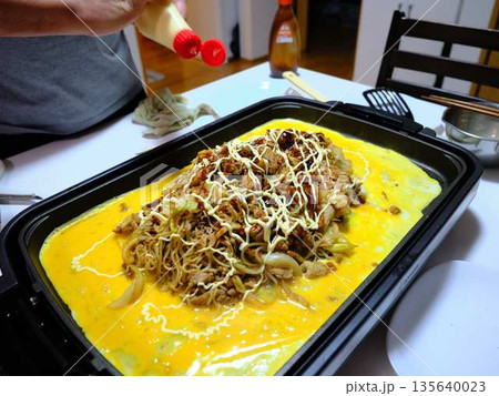 焼きそばの調理　屋台 135640023