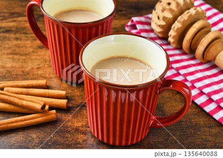 メキシコのモリニージョ(molinillo)とチョコラーテ (chocolate) 135640088