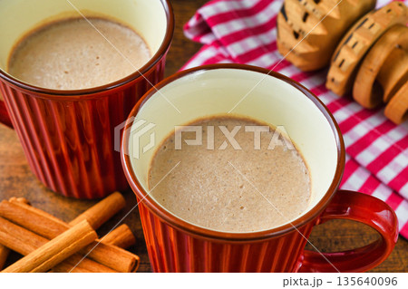 メキシコのモリニージョ(molinillo)とチョコラーテ (chocolate) 135640096
