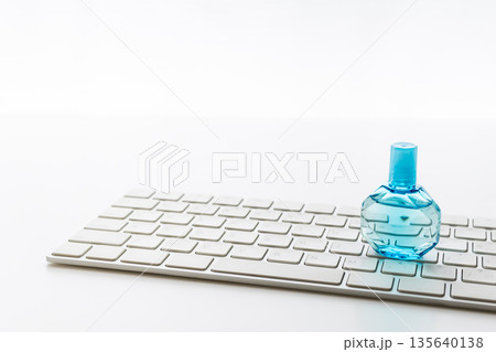 目薬　ドライアイ　眼精疲労　白バック 135640138