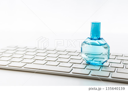 目薬　ドライアイ　眼精疲労　白バック 135640139