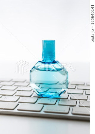 目薬　ドライアイ　眼精疲労　白バック 135640141