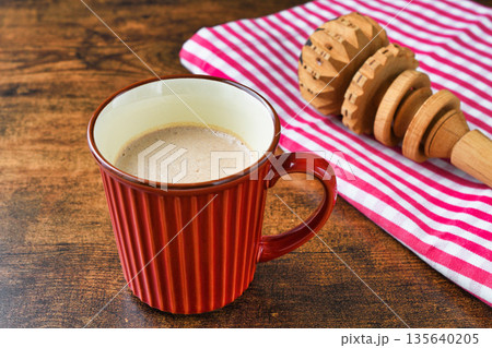 メキシコのモリニージョ(molinillo)とチョコラーテ (chocolate) メキシコのモリニージョ(molinillo)とチョコラーテ (chocolate) 135640205