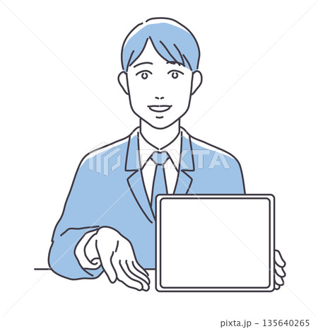 タブレットを見せて話すスーツ姿の男性 タブレットを見せて話すスーツ姿の男性 135640265