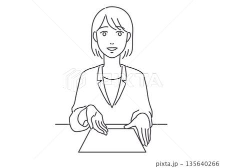 書類を見せて話すスーツ姿の女性 線のみ 書類を見せて話すスーツ姿の女性 線のみ 135640266