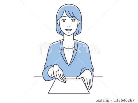 書類を見せて話すスーツ姿の女性 135640267