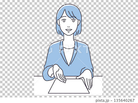 一位身穿西裝的女士展示文件並交談。 一位身穿西裝的女士展示文件並交談。 135640267
