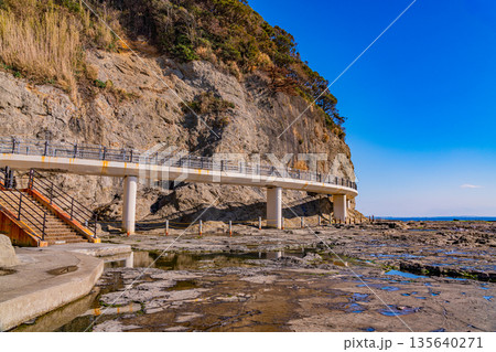 (神奈川県)江ノ島 岩屋橋付近の海岸線 (神奈川県)江ノ島 岩屋橋付近の海岸線 135640271
