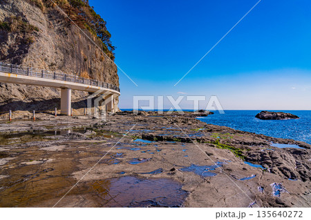 （神奈川県）江ノ島　岩屋橋付近の海岸線 135640272