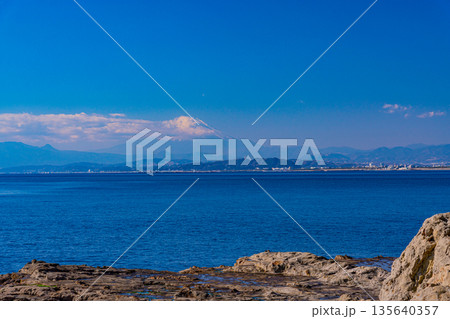 (神奈川県)江ノ島 稚児ヶ淵から見る富士山 (神奈川県)江ノ島 稚児ヶ淵から見る富士山 135640357