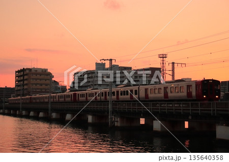 夕焼け空が美しい師走の多々良川。 夕焼け空が美しい師走の多々良川。 135640358